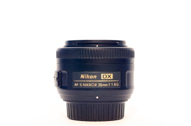 Valladolid, İspanya - 14 Mayıs 2021: Nikon f-mount için Nikkor 35 mm f1.8