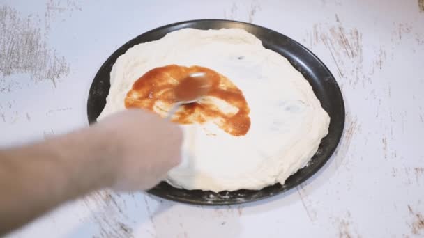 집에서 피자만들기 토마토 소스와 가노를 바르는 — 비디오