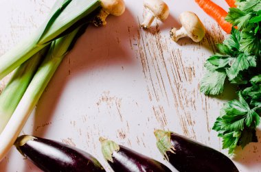 Bitkisel hayat. Kereviz, havuç, patlıcan, mantar ve pırasa karışımı. Sağlıklı yaşam konsepti. Kopyalama alanı olan resim