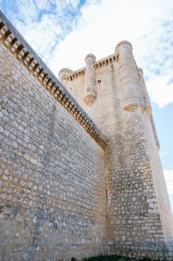 Torrelobaton Kalesi 'nin ana kulesinin dikey dikey görüntüsü. Şato 13. yüzyılda inşa edildi..