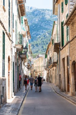 Soller, İspanya - 19 Haziran 2021: Soller Caddesi, Mallorca