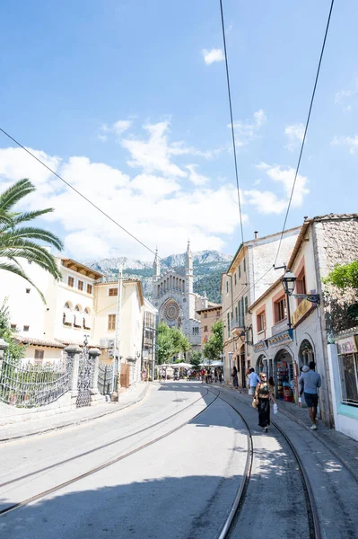 Soller, Spanje - 19 juni 2021: Straat met tramsporen en dorpskerk op de achtergrond — Stockfoto