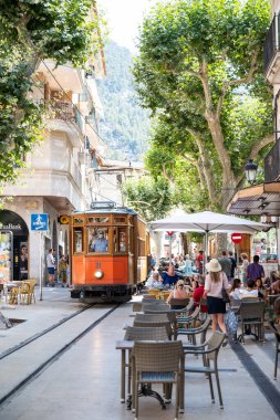 Soller, İspanya - 19 Haziran 2021: Mayorka adasında Soller 'in tarihi ahşap tramvayı