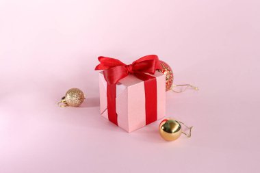 Özel tatil için açık pembe arka planda pembe hediye kutusu.
