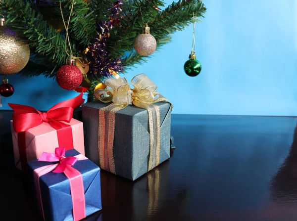 Noel ağacının altında hediye kutuları.
