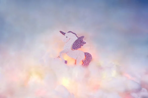 Kanatlı bir tek boynuzlu at ya da bulutların üzerinde bir Alicorn. Gerçeküstü bir konseptte.