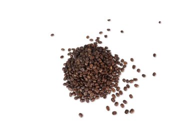 Kızarmış kahve çekirdekleri beyaz arka planda izole edilmiş..