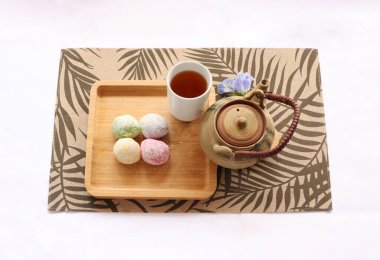 Daifuku Mochi ve yeşil çay, tahta tepsiye koyun. Yakınlarda bir çaydanlık var. Geleneksel bir Japon şekerlemesidir. Üst görüntü fotoğrafı.