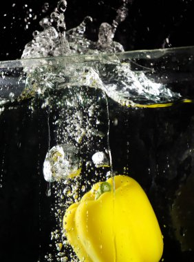 Sarı dolma biberler suya atılmıştı. Baloncuklar, yan görüş fotoğrafları yaratıyordu..