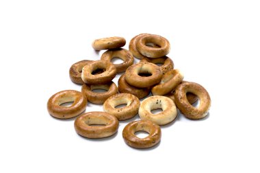 Beyaz bir arka plan üzerinde haşhaş ile simit