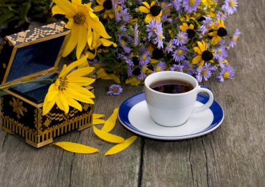 Tabut, kahve ve buket çiçek