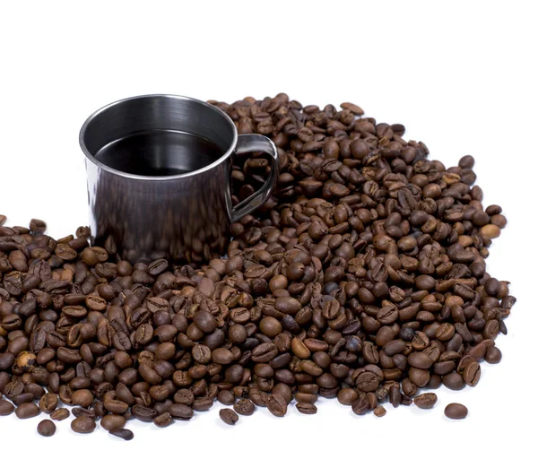 Ziarna kawy rozproszone i stalowy kubek — Zdjęcie stockowe