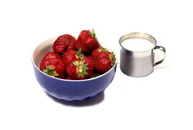 çilek mavi çorba tabağı ve süt kupa