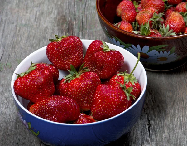 mavi ve kahverengi platefuls çilek