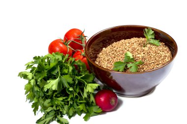 karabuğday, maydanoz, bir bahçe turp, domates ile plaka