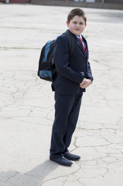 bir sırt çantası ile okul öğrenci okuldan gider