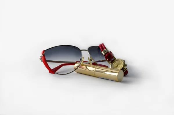 Glamourous tarzı, güzel noktaları, saat ve kozmetik