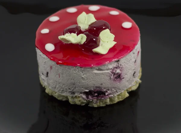 Tårta i form av en svamp på en tallrik, makro — Stockfoto