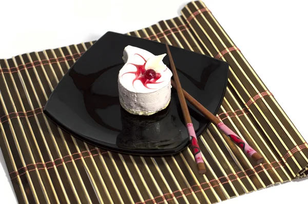 Białe ciasto w formie kropli, na czarnej płycie — Zdjęcie stockowe