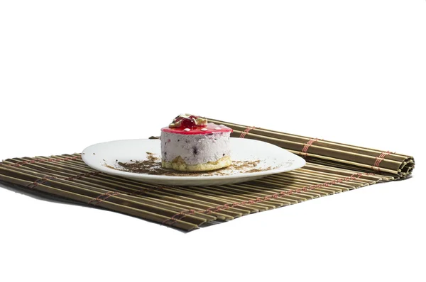 Pastel en una alfombra en un plato blanco — Foto de Stock