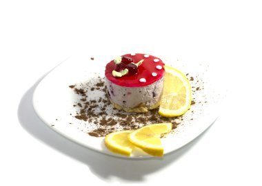 Bir tabak beyaz üzerine kırmızı bir mantar şeklinde pasta