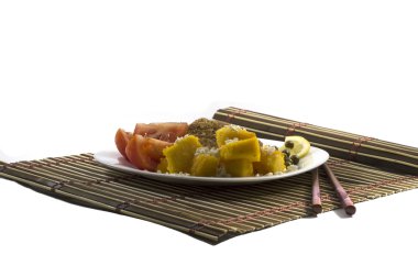 Vejetaryen yiyecekler, beyaz bir tabak ve halı