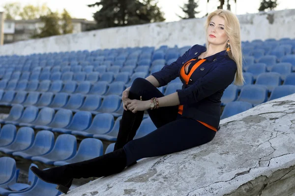 Retrato de la chica brillante en el estadio viejo —  Fotos de Stock