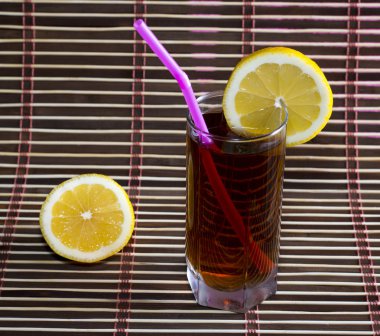 bir konu bir limon ile çay soğuk siyah cam ofglass, içecekler