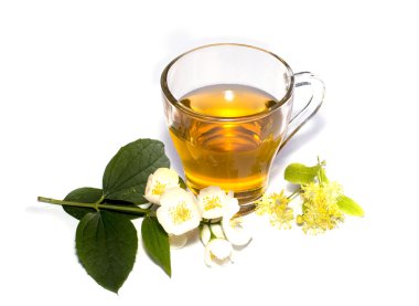 Çiçeklerle dekore edilmiş kireç çay bardak