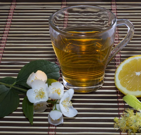 Verre de thé au citron vert avec un gros plan citron — Photo