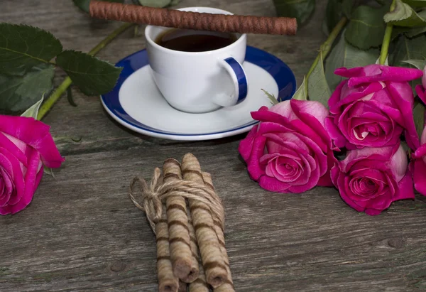 Coffee still life, pink roses and cookies — Stock Photo, Image