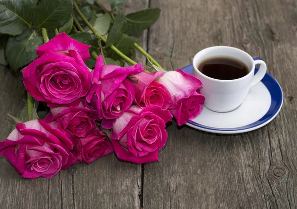Bukiet róż i kawy, Martwa natura, na starym drewnianym stole — Stockfoto