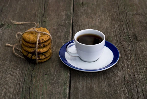 Чашка кофе и соседнее связывание овсянки печенье — стоковое фото