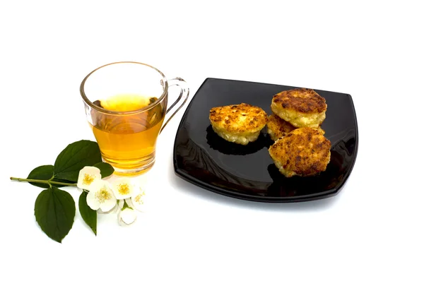 Placa con tartas de queso y té de flores — Foto de Stock