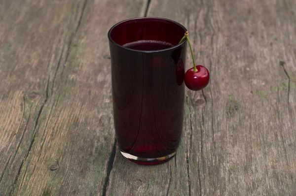 The glass of juice decorated with the hanging berry — Φωτογραφία Αρχείου