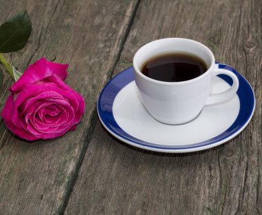 Fincan sade kahve ve rose eski masaüstü