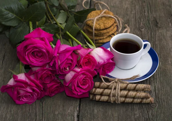 Kopje koffie, koekjes en boeket dieprode rozen — Stockfoto