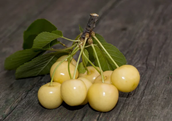 Witte zoete kers op een oude tabel close-up — Stockfoto