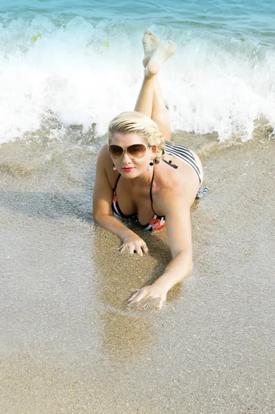 La hermosa mujer que se arrastra de la espuma de las olas del mar. fondo azul —  Fotos de Stock
