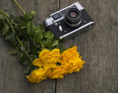 Buket Sarı Gül ve retro bir tablo kamerada