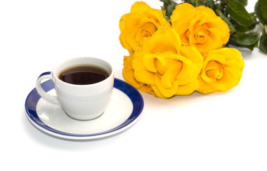 Kahve bir fincan tabağı ve bir buket Sarı Gül, izole görüntü
