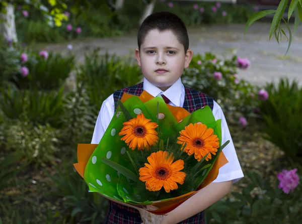 Student szkoły piękny piękny bukiet kwiatów — Zdjęcie stockowe