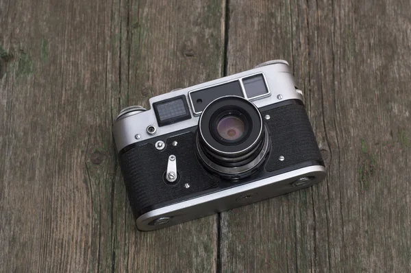 古いフィルム カメラは、木製のテーブルにあります。 — ストック写真