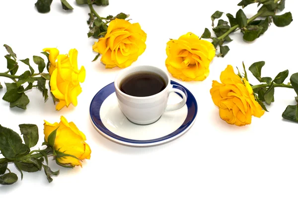 Cinco rosas amarelas em volta de uma xícara de café — Fotografia de Stock