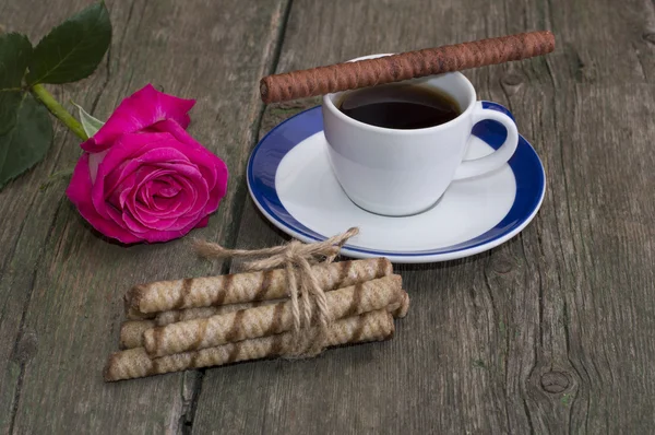 bayram kartı, kahve ve kırmızı gül ve tanımlama bilgileri bağlama