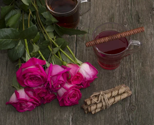 Still two cups of tea roses and cookies in conjunction — Stock Photo, Image
