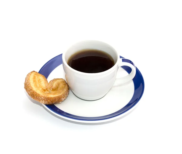 Кофе на тарелке с голубой каймой и одним печеньем — стоковое фото