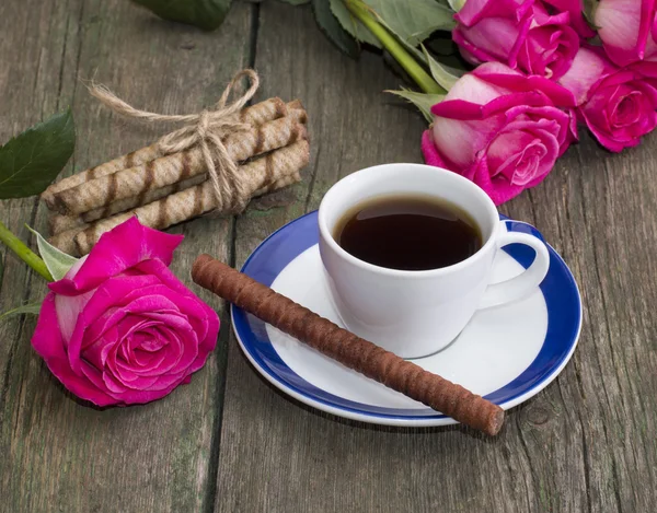 Koffie stilleven, cookies in de vorm van stokken en een roos op e — Stockfoto