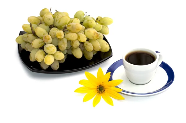 Café naturaleza muerta, plato negro con uvas y una flor amarilla —  Fotos de Stock