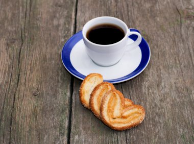 fincan kahve ve cephesinde ahşap t bir satırda üç kurabiye